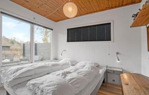 - une chambre avec des murs blancs et une grande fenêtre dans l'établissement Nice Home In Brkop With Wi-fi, à Børkop
