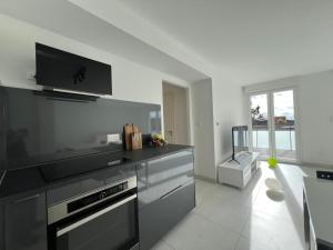 a kitchen with a stove and a counter top at Oasis tout confort à Bergheim, Alsace in Bergheim