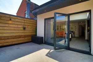 otwarte szklane drzwi na boku domu w obiekcie Charming 2BR Cardiff Oasis with Private Courtyard w Cardiff