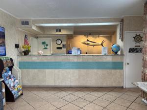 una tienda con un tiburón en la pared en Hole Inn the Wall Hotel - Fort Walton Beach - Sunset Plaza - near Beaches & Hurlburt, en Fort Walton Beach