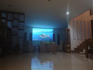 un salon avec une télévision murale à grand écran dans l'établissement Роскошная вилла 4 спальни прямо на берегу океана на пляже Jasri beach, à Kusamba
