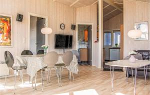 SpodsbjergにあるStunning Home In Rudkbing With 3 Bedrooms, Sauna And Wifiのダイニングルーム(テーブル、椅子付)
