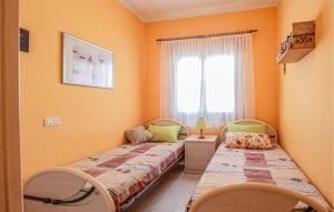 Ein Bett oder Betten in einem Zimmer der Unterkunft 2 Bedroom Nice Home In La Florida