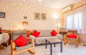 ein Wohnzimmer mit einem Sofa und roten Kissen in der Unterkunft 2 Bedroom Nice Home In La Florida in La Florida