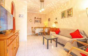 ein Wohnzimmer mit einer Couch und einem Tisch in der Unterkunft 2 Bedroom Nice Home In La Florida in La Florida
