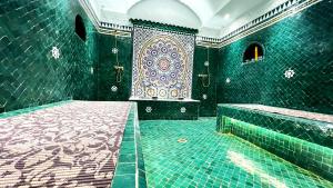 Bazén v ubytování Riad Damia Suite &Spa nebo v jeho okolí