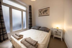 Tempat tidur dalam kamar di 06Y1 - Beautiful modern T2 with terrace Juan-les-Pins