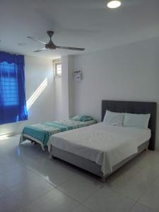 Schlafzimmer mit einem Bett und einem Deckenventilator in der Unterkunft HOTEL MI RANCHITO in Sincelejo