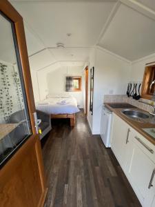 eine kleine Küche mit einem Bett und einem Waschbecken in der Unterkunft Isle Of Skye Camping Pods in Portree