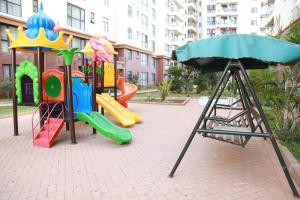 un parque infantil con tobogán y equipo de juegos en ChrisTo, en Nairobi