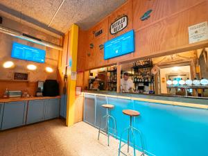 un bar avec une piscine dans un restaurant dans l'établissement Ostello Bello Lake Como, à Côme