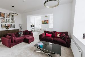 ein Wohnzimmer mit 2 Sofas und einem Tisch in der Unterkunft BOBIN ROW - Grade 2 Listed Property with a Beautiful Design with Access to Leeds in Leeds