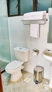 La salle de bains est pourvue de toilettes et d'un lavabo. dans l'établissement Enkipai Hill Hotel, à Narok