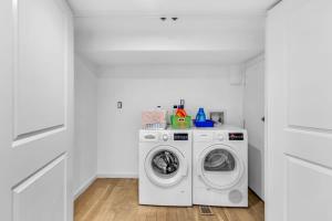 biała pralnia z pralką i suszarką w obiekcie Stylish 2BR Loft - Carroll Gardens - Prime area w mieście Brooklyn