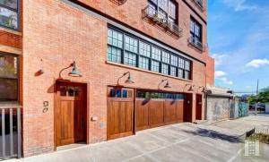 ceglany budynek z dwoma zestawami drzwi garażowych w obiekcie Stylish 2BR Loft - Carroll Gardens - Prime area w mieście Brooklyn