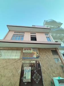 un edificio con una tienda en un lado en Sardar Patel Homestay, en Ayodhya