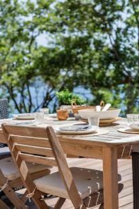 un tavolo in legno con piatti di cibo sopra di The Chalet, a place right on the water a Le Pradet