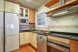 Kuchyň nebo kuchyňský kout v ubytování BBarcelona Gaudí Avenue Flat + 13 fotografií