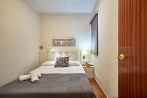 Postel nebo postele na pokoji v ubytování BBarcelona Gaudí Avenue Flat