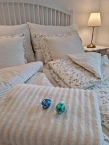 łóżko z dwoma poduszkami i niebieską perłą w obiekcie Cottage1 in Nature Resort Swimming Pond Pool Sauna w mieście Kiskunmajsa