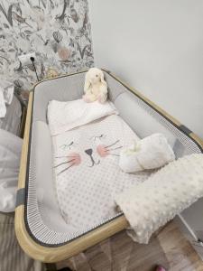 a crib with a cat blanket and a teddy bear at Casa Román centro León Edificio Rehabilitado SIN ASCENSOR in León