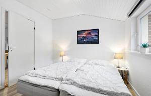 Una cama o camas en una habitación de Holiday Home Blåvandvej Blåvand Xii