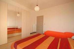 un dormitorio con una cama y un espejo en XXV Aprile 2 Int 10 Frontemare 3, en Andora