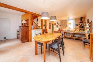 a kitchen and dining room with a wooden table and chairs at La Casa-li-re - Jardin & Confort à Albi in Albi