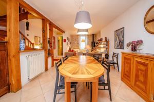 a kitchen and dining room with a wooden table and chairs at La Casa-li-re - Jardin & Confort à Albi in Albi