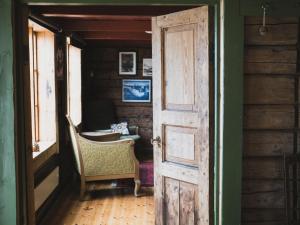 an open door in a room with a chair and a table at Kalle i Lofoten in Kabelvåg