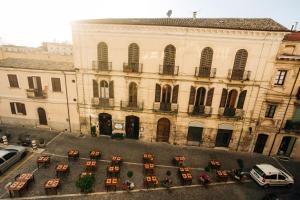a group of tables and chairs in front of a building at Appartamento Venere e Adone in Sulmona