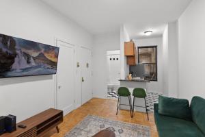 - un salon avec un canapé et deux fauteuils verts dans l'établissement Cozy 1BR in the Upper East Side, à New York
