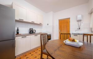 una cocina con una mesa con un bol de fruta. en 2 Bedroom Beautiful Apartment In Fazana, en Fažana