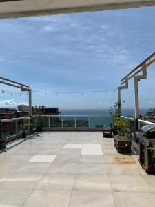 un patio al aire libre con vistas al océano en Favela Musique Hostel, en Río de Janeiro