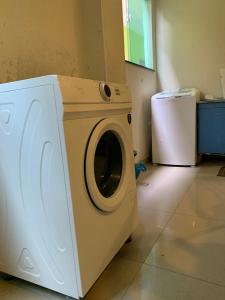 uma máquina de lavar roupa está sentada num quarto em Favela Musique Hostel no Rio de Janeiro