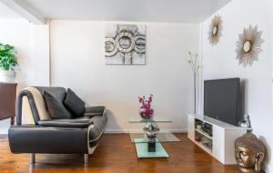 sala de estar con sofá y TV en Beautiful Home In Juvisy-sur-orge With Kitchen, en Juvisy-sur-Orge