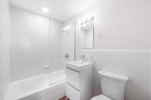 Et bad på Furnished Private Room With Shared Bathroom