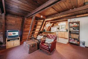 uma sala de estar com duas cadeiras e uma televisão em 54SL - Hot Tub - Pets OK - Sleeps 4 cabin em Glacier