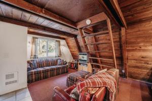 uma sala de estar com dois sofás e uma televisão em 54SL - Hot Tub - Pets OK - Sleeps 4 cabin em Glacier