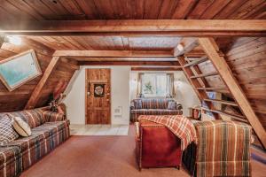 uma sala de estar com 2 sofás e um tecto de madeira em 54SL - Hot Tub - Pets OK - Sleeps 4 cabin em Glacier