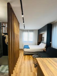 een hotelkamer met een bed en een slaapkamer bij Parliament Studio Appartment in Belgrado