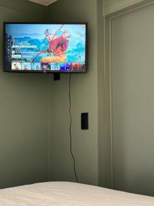 einen Flachbild-TV an der Wand in einem Schlafzimmer in der Unterkunft J1 - Urban studio in Antwerp in Antwerpen