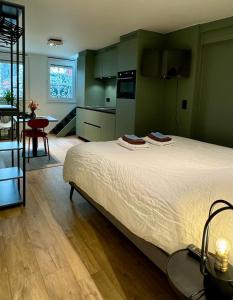 una camera con un grande letto e una cucina di J1 - Urban studio in Antwerp ad Anversa