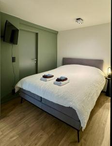 una camera da letto con un letto e due asciugamani di J1 - Urban studio in Antwerp ad Anversa