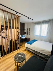 een slaapkamer met een groot bed en een bank bij Parliament Studio Appartment in Belgrado