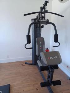 a gym with a weight machine in a room at Leblon Inn, Ótimo Ap in Rio de Janeiro