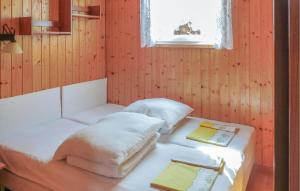 Łóżko lub łóżka w pokoju w obiekcie 2 Bedroom Amazing Home In Wicie