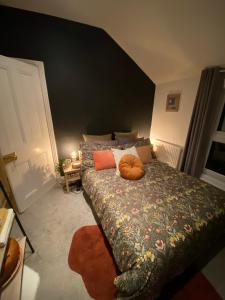 Ένα ή περισσότερα κρεβάτια σε δωμάτιο στο Beautiful Period Victorian Home Quirky & Charming
