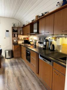 uma grande cozinha com armários de madeira e uma grande bancada em FewoVolmetal em Meinerzhagen
