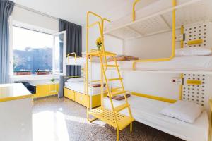 Zimmer mit Etagenbett, 2 Etagenbetten und einer Leiter in der Unterkunft Ostello Bello Lake Como in Como